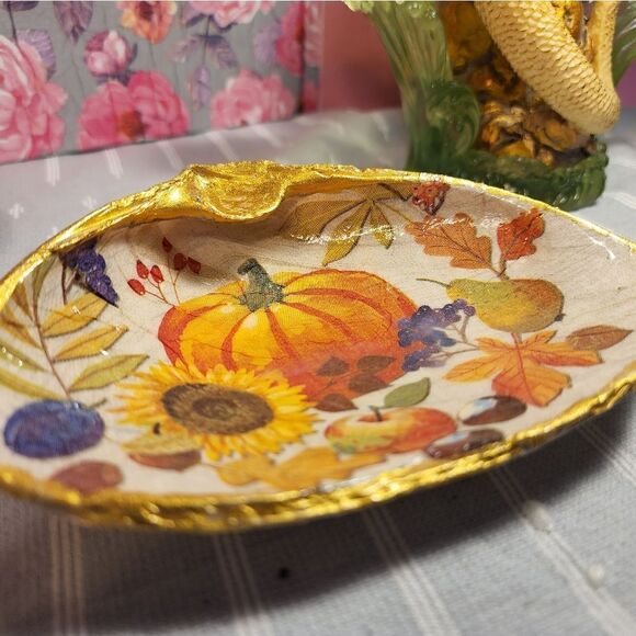 DECOUPAGE CLAM SHELL DECOUPAGE TRINKET DISH WITH FALL THEMES - Picture 5 of 10